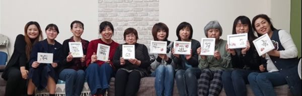 参加者が完成した作品を手に並んでいる様子